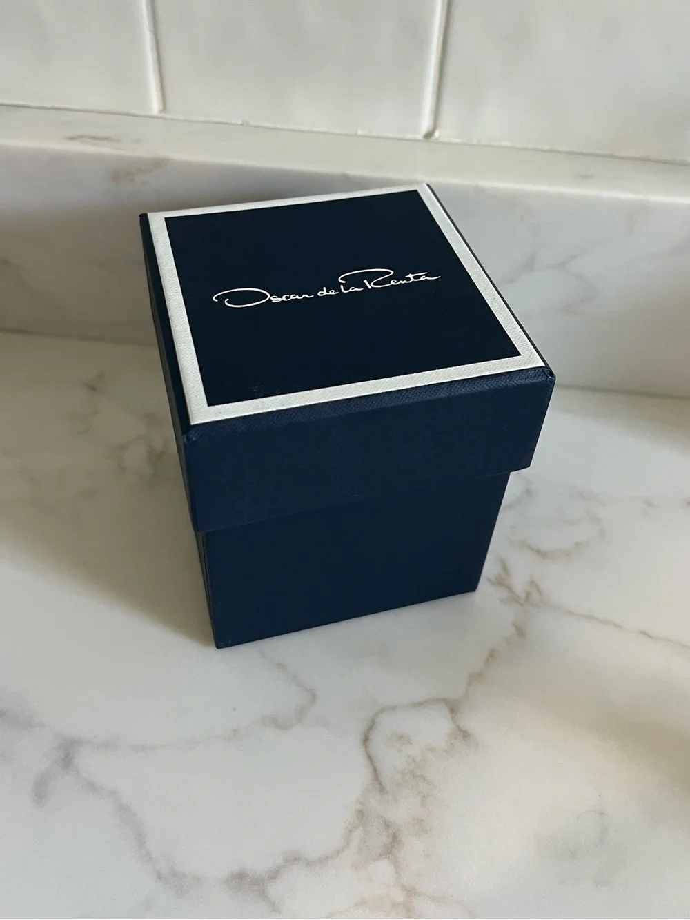 NIB Oscar de la Renta Country Cedarwood Candle